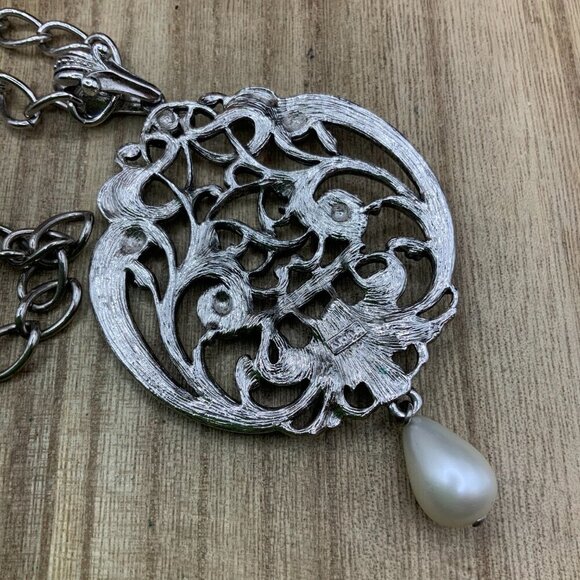 Avon Vintage Silver Tone Ornate Faux Pearl Pendant Necklace - Picture 6 of 6